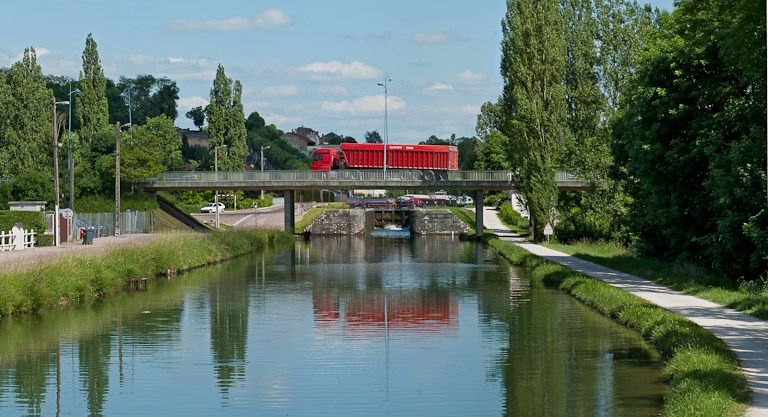 Le pont avec le site d'écluse en arrière-plan. © Pierre-Marie Barbe-Richaud / Région Bourgogne-Franche-Comté, Inventaire du patrimoine - 2012