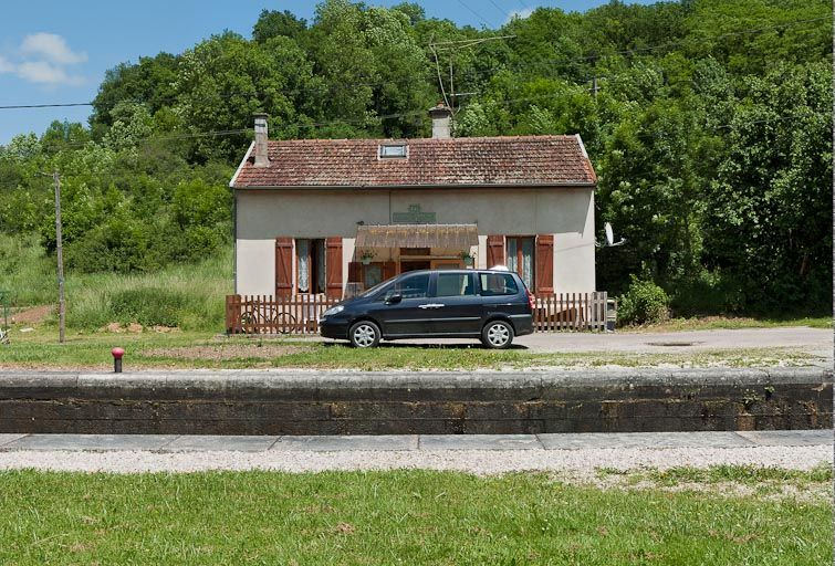 Maison éclusière vue de face. © Pierre-Marie Barbe-Richaud / Région Bourgogne-Franche-Comté, Inventaire du patrimoine - 2012