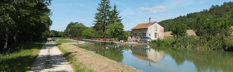 Vue d'ensemble prise d'amont. © Pierre-Marie Barbe-Richaud / Région Bourgogne-Franche-Comté, Inventaire du patrimoine - 2012