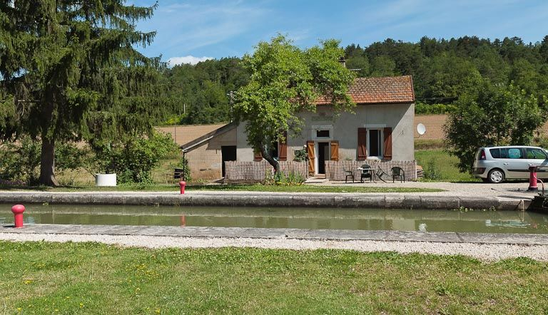 Vue de face de la maison éclusière. © Pierre-Marie Barbe-Richaud / Région Bourgogne-Franche-Comté, Inventaire du patrimoine - 2012