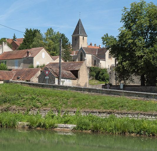 L'église, vue du canal. © Pierre-Marie Barbe-Richaud / Région Bourgogne-Franche-Comté, Inventaire du patrimoine - 2012