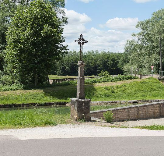La croix au bord du canal. © Pierre-Marie Barbe-Richaud / Région Bourgogne-Franche-Comté, Inventaire du patrimoine - 2012
