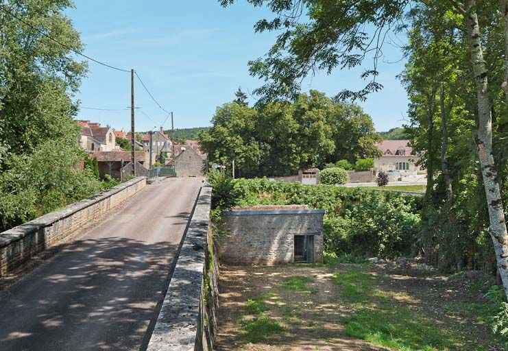 Le pont sur la Brenne avec le lavoir en contrebas. © Pierre-Marie Barbe-Richaud / Région Bourgogne-Franche-Comté, Inventaire du patrimoine - 2012