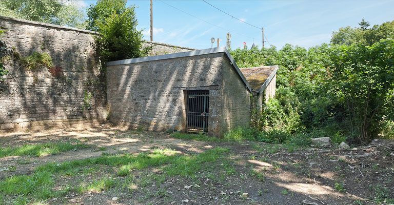 Le lavoir, rive gauche, en contrebas du pont. © Pierre-Marie Barbe-Richaud / Région Bourgogne-Franche-Comté, Inventaire du patrimoine - 2012