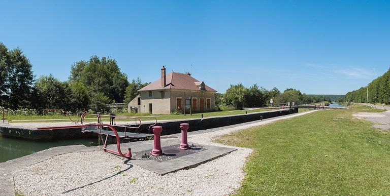 Le site d'écluse vu d'amont. © Pierre-Marie Barbe-Richaud / Région Bourgogne-Franche-Comté, Inventaire du patrimoine - 2012