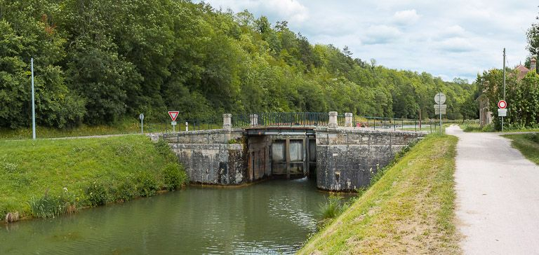 Vue d'ensemble, d'aval. © Pierre-Marie Barbe-Richaud / Région Bourgogne-Franche-Comté, Inventaire du patrimoine - 2012