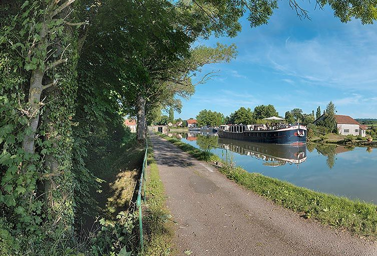 Vue d'ensemble avec le port. © Thierry Kuntz / Région Bourgogne-Franche-Comté, Inventaire du patrimoine - 2012 Vue d'ensemble avec le port. © Thierry Kuntz / Région Bourgogne-Franche-Comté, Inventaire du patrimoine - 2012