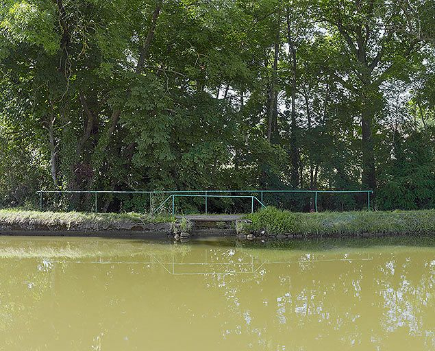 Vue du garde-corps de l'entrée de la Vandenesse sous le canal rive droite. © Thierry Kuntz / Région Bourgogne-Franche-Comté, Inventaire du patrimoine - 2012 Vue du garde-corps de l'entrée de la Vandenesse sous le canal rive droite. © Thierry Kuntz / Région Bourgogne-Franche-Comté, Inventaire du patrimoine - 2012