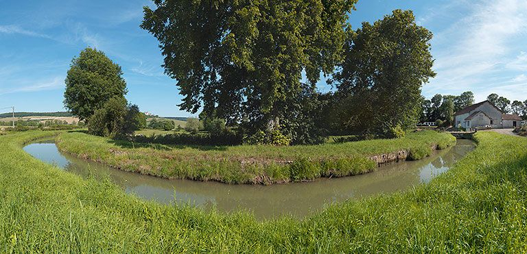 Vue de la rigole à son arrivée vers le canal. © Thierry Kuntz / Région Bourgogne-Franche-Comté, Inventaire du patrimoine - 2012 Vue de la rigole à son arrivée vers le canal. © Thierry Kuntz / Région Bourgogne-Franche-Comté, Inventaire du patrimoine - 2012