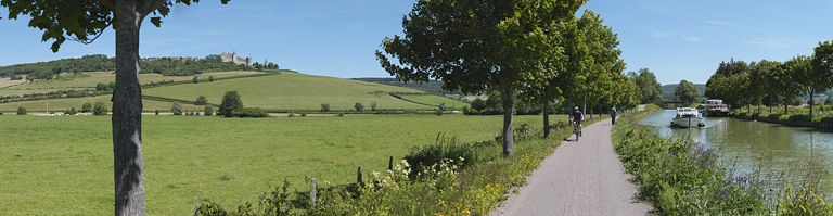 Panorama sur le canal et sur le village de Châteauneuf, en surplomb à gauche : le château. © Thierry Kuntz / Région Bourgogne-Franche-Comté, Inventaire du patrimoine - 2012