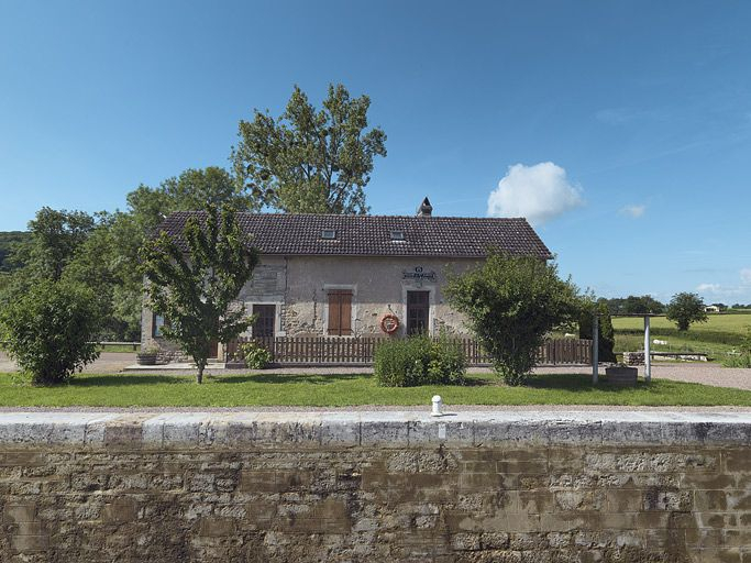 Maison éclusière de face. © Thierry Kuntz / Région Bourgogne-Franche-Comté, Inventaire du patrimoine - 2012