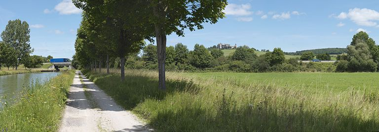 Pont autoroutier, château de Châteauneuf en arrière-plan. © Thierry Kuntz / Région Bourgogne-Franche-Comté, Inventaire du patrimoine - 2012