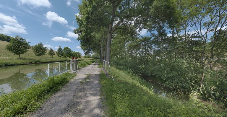 Vannes et garde-corps du déversoir vus du chemin de halage, en aval. © Thierry Kuntz / Région Bourgogne-Franche-Comté, Inventaire du patrimoine - 2012