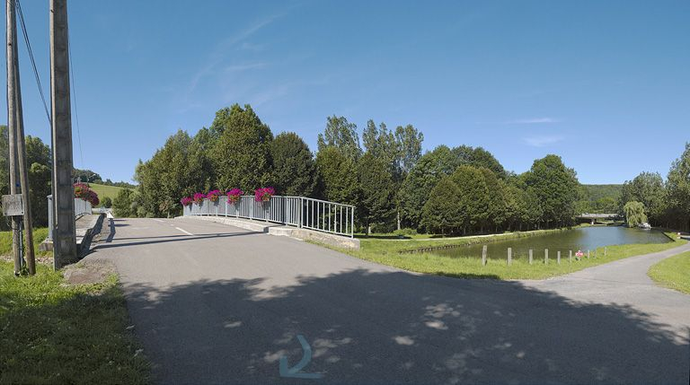 Le pont isolé de Crugey : le port de Crugey, le viaduc en arrière-plan. © Thierry Kuntz / Région Bourgogne-Franche-Comté, Inventaire du patrimoine - 2012 Le pont isolé de Crugey : le port de Crugey, le viaduc en arrière-plan. © Thierry Kuntz / Région Bourgogne-Franche-Comté, Inventaire du patrimoine - 2012