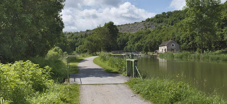 Déversoir rive gauche, à l'arrière-plan, le site d'écluse 19. © Thierry Kuntz / Région Bourgogne-Franche-Comté, Inventaire du patrimoine - 2012