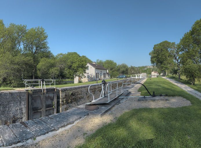 Vue d'ensemble du site d'écluse prise de l'aval. © Thierry Kuntz / Région Bourgogne-Franche-Comté, Inventaire du patrimoine - 2012