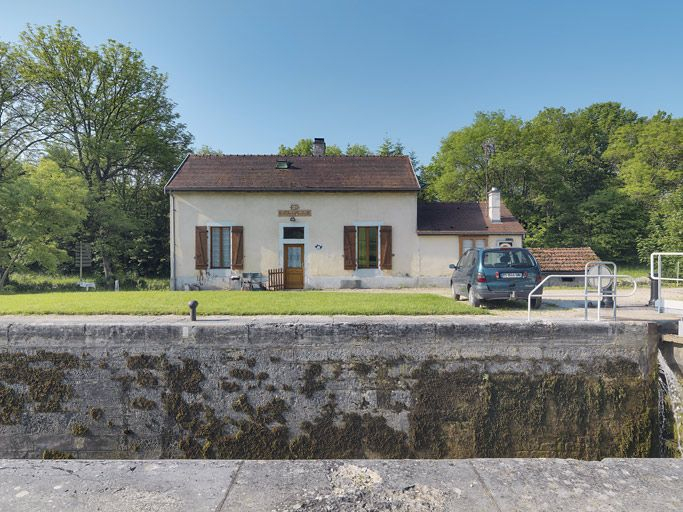 La maison éclusière de face. © Thierry Kuntz / Région Bourgogne-Franche-Comté, Inventaire du patrimoine - 2012