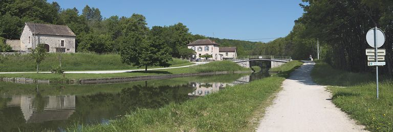 Le pont isolé de Crugey vu d'aval. © Thierry Kuntz / Région Bourgogne-Franche-Comté, Inventaire du patrimoine - 2012