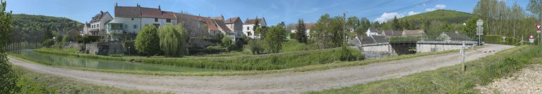 Panorama du canal lors de son passage dans le village de La Bussière. © Thierry Kuntz / Région Bourgogne-Franche-Comté, Inventaire du patrimoine - 2012