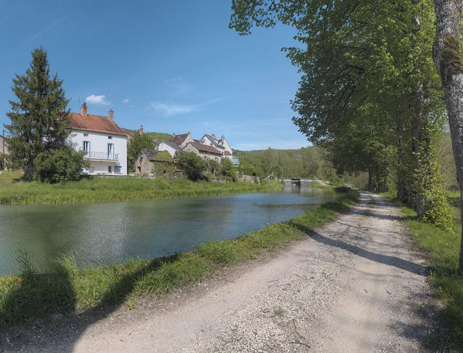 Panorama du canal lors de son passage dans le village de La Bussière. © Thierry Kuntz / Région Bourgogne-Franche-Comté, Inventaire du patrimoine - 2012