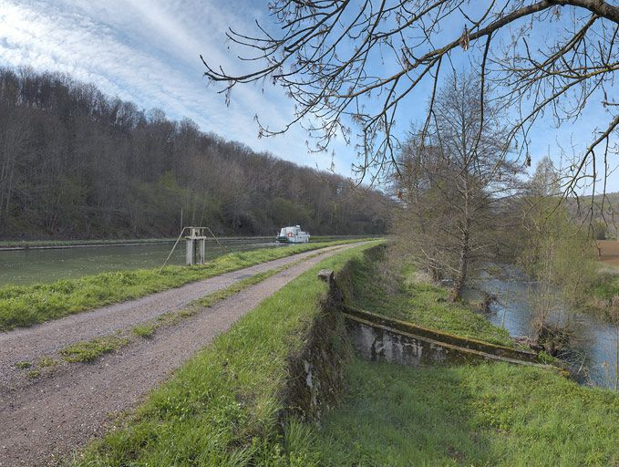 Le déversoir vu du chemin de halage. © Thierry Kuntz / Région Bourgogne-Franche-Comté, Inventaire du patrimoine - 2012