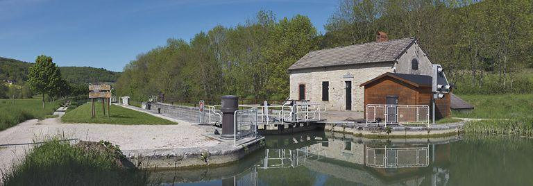 Vue d'ensemble du site d'écluse prise de l'amont. © Thierry Kuntz / Région Bourgogne-Franche-Comté, Inventaire du patrimoine - 2012
