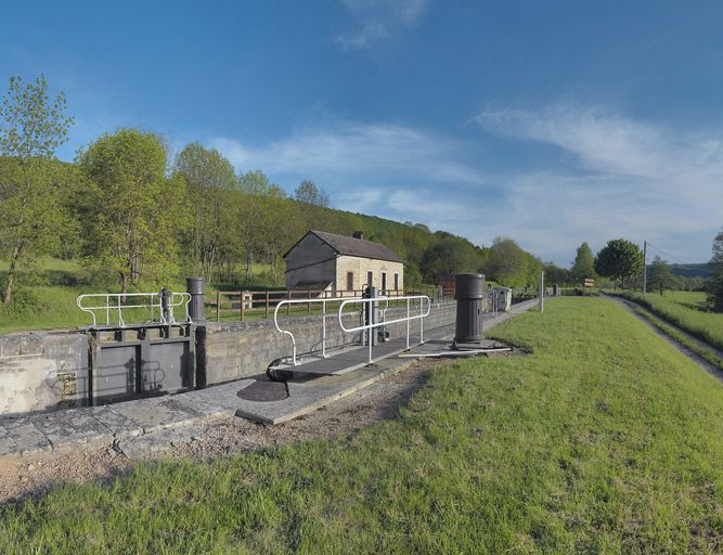 Vue d'ensemble du site d'écluse prise de l'aval. © Thierry Kuntz / Région Bourgogne-Franche-Comté, Inventaire du patrimoine - 2012