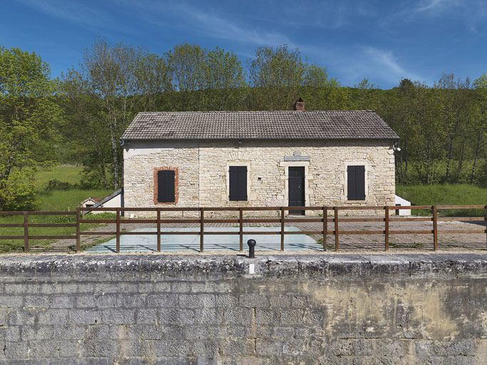 Site d'écluse : maison éclusière vue de face. © Thierry Kuntz / Région Bourgogne-Franche-Comté, Inventaire du patrimoine - 2012
