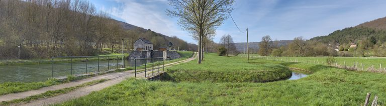 Arrivée de la rigole au canal rive gauche. En arrière-plan, le site d'écluse 28. © Thierry Kuntz / Région Bourgogne-Franche-Comté, Inventaire du patrimoine - 2012