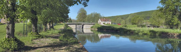 Pont sur écluse pris d'aval. A droite, le pont ancien sur l'Ouche. © Thierry Kuntz / Région Bourgogne-Franche-Comté, Inventaire du patrimoine - 2012