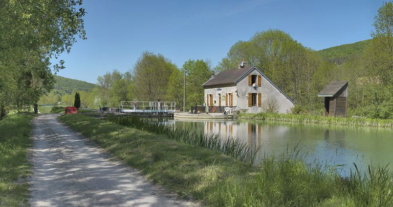 Vue d'ensemble du site d'écluse prise de l'amont. © Thierry Kuntz / Région Bourgogne-Franche-Comté, Inventaire du patrimoine - 2012