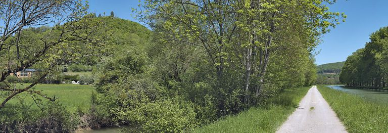 Paysages de la vallée de l'Ouche : sur la colline à gauche, on aperçoit les ruines du château de Marigny. © Thierry Kuntz / Région Bourgogne-Franche-Comté, Inventaire du patrimoine - 2012