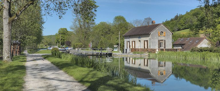 Vue d'ensemble du site d'écluse prise de l'amont. © Thierry Kuntz / Région Bourgogne-Franche-Comté, Inventaire du patrimoine - 2012
