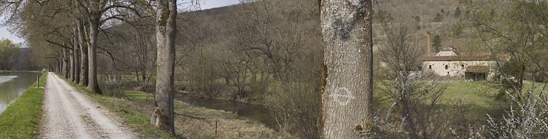 L'arrière du moulin de Gissey vu du canal. La cheminée en brique a en partie disparu. © Thierry Kuntz / Région Bourgogne-Franche-Comté, Inventaire du patrimoine - 2012
