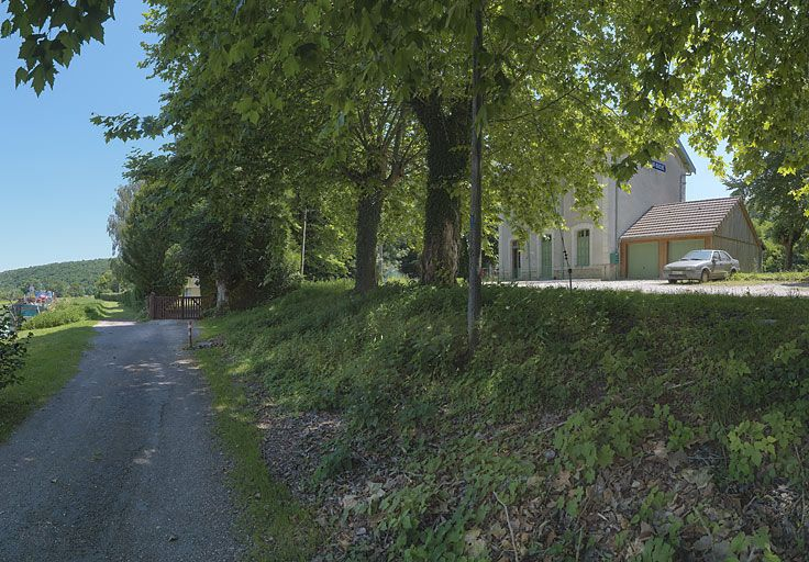 Le bâtiment des voyageurs, 3/4 droit. Le canal est sur la gauche. © Thierry Kuntz / Région Bourgogne-Franche-Comté, Inventaire du patrimoine - 2012