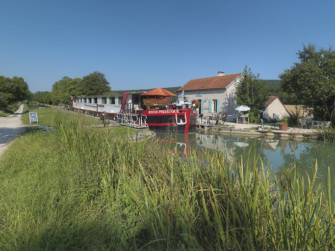 Le site d'écluse avec une péniche dans le sas. © Thierry Kuntz / Région Bourgogne-Franche-Comté, Inventaire du patrimoine - 2012