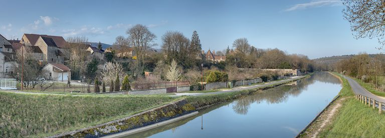 La traversée de Fleurey-sur-Ouche par le canal : le coteau de la rive droite avec jardins au premier plan, puis restes du prieuré Saint-Marcel et jardins des autres demeures. © Thierry Kuntz / Région Bourgogne-Franche-Comté, Inventaire du patrimoine - 2012