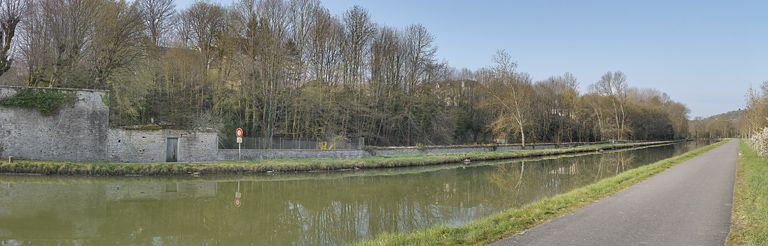 La traversée de Fleurey-sur-Ouche par le canal : enceinte du château de l'ancien prieuré Saint-Marcel et jardins des autres demeures. © Thierry Kuntz / Région Bourgogne-Franche-Comté, Inventaire du patrimoine - 2012