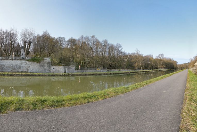 La traversée de Fleurey-sur-Ouche par le canal : enceinte du château de l'ancien prieuré Saint-Marcel et jardins des autres demeures. © Thierry Kuntz / Région Bourgogne-Franche-Comté, Inventaire du patrimoine - 2012