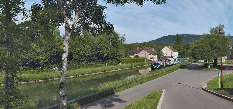 La traversée de Fleurey-sur-Ouche par le canal : vue sur Notre-Dame-de-l'Etang. Le long de la rive gauche du canal : l'ancien moulin des Roches. © Thierry Kuntz / Région Bourgogne-Franche-Comté, Inventaire du patrimoine - 2012