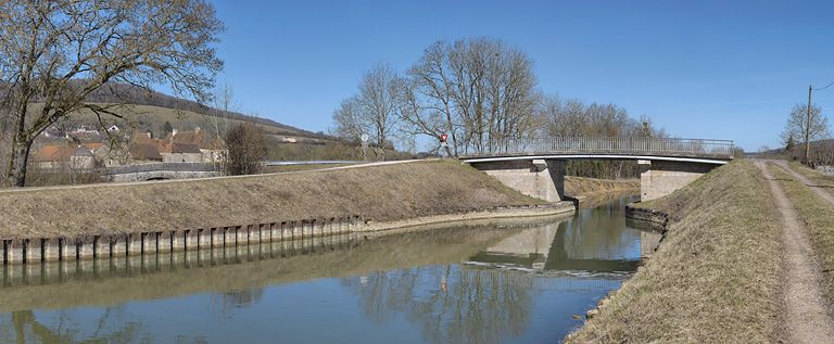 Le pont vu d'amont. On distingue le château d'Eguilly sur la gauche, ainsi qu'un pont en pierre. © Thierry Kuntz / Région Bourgogne-Franche-Comté, Inventaire du patrimoine - 2012