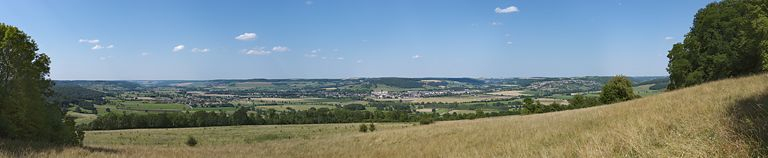 Panorama sur la vallée de Venarey-les-Laumes, plus connue sous le nom de plaine d'Alésia. La ville de Venarey, avec sa voie ferrée et le canal. Le village d'Alise-Sainte-Reine, son hôpital. Au loin, la statue de Vercingétorix. Le muséoparc d'Alésia. © Thierry Kuntz / Région Bourgogne-Franche-Comté, Inventaire du patrimoine - 2012