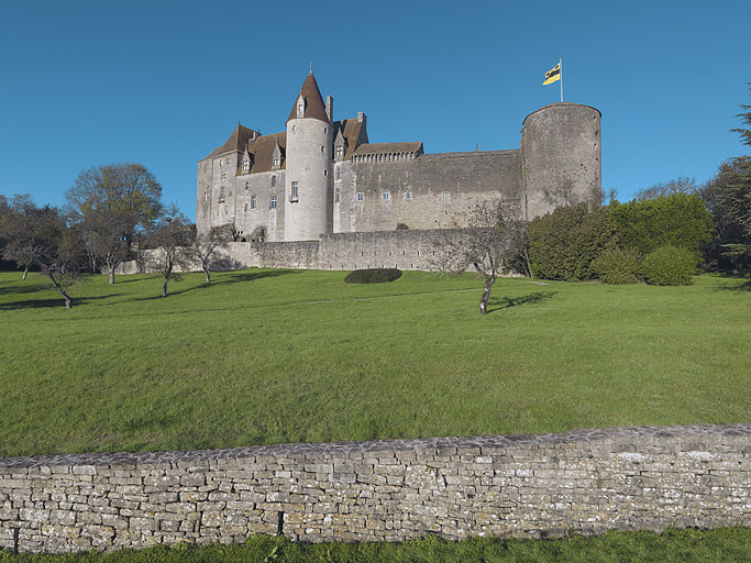 Vue du château de Châteauneuf, face sud des remparts. © Thierry Kuntz / Région Bourgogne-Franche-Comté, Inventaire du patrimoine - 2012