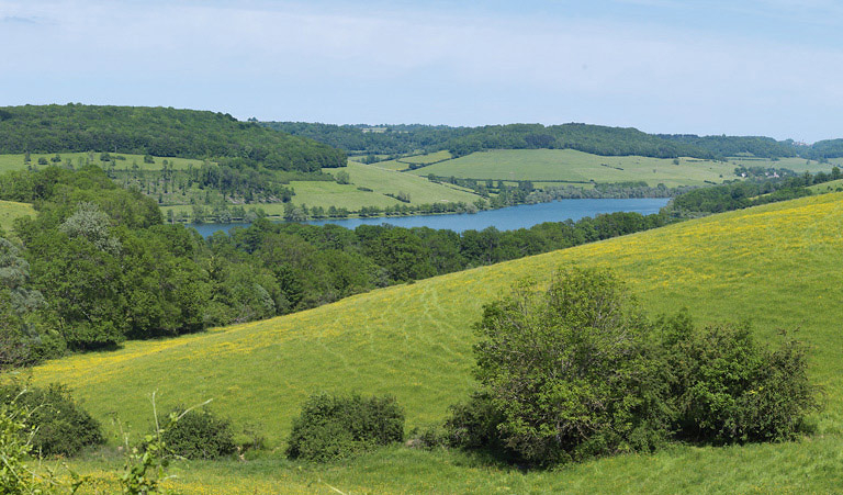 Le contre-réservoir de Grosbois, pris du village de Civry-en-Montagne. © Thierry Kuntz / Région Bourgogne-Franche-Comté, Inventaire du patrimoine - 2012 Le contre-réservoir de Grosbois, pris du village de Civry-en-Montagne. © Thierry Kuntz / Région Bourgogne-Franche-Comté, Inventaire du patrimoine - 2012