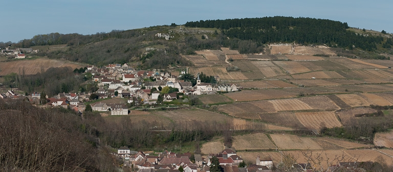 L'église Saint-Martin de Dezize-lès-Maranges, dans son site paysager. © Pierre-Marie Barbe-Richaud / Région Bourgogne-Franche-Comté, Inventaire du patrimoine - 2012