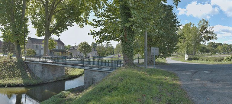 Le pont vu d'aval. Café en face. © Thierry Kuntz / Région Bourgogne-Franche-Comté, Inventaire du patrimoine - 2012