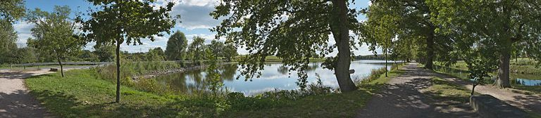 L'étang de Montchanin séparé du canal par la digue portant l'allée des Soupirs. © Thierry Kuntz / Région Bourgogne-Franche-Comté, Inventaire du patrimoine - 2012