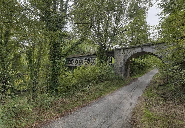 Le pont ferroviaire, avec une partie en maçonnerie enjambant le chemin de halage et une partie en métal enjambant le canal. © Thierry Kuntz / Région Bourgogne-Franche-Comté, Inventaire du patrimoine - 2012