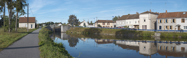 A Ecuisses, le bief 03 pris de l'aval de la rive droite. Alignements de maisons le long du chemin de halage devenu route départementale. © Thierry Kuntz / Région Bourgogne-Franche-Comté, Inventaire du patrimoine - 2012