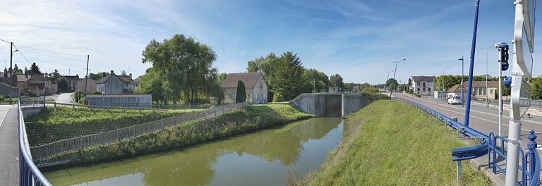 Le site d'écluse 04 est en amont de la maison éclusière. Maison IV dans le bief 05. © Thierry Kuntz / Région Bourgogne-Franche-Comté, Inventaire du patrimoine - 2012